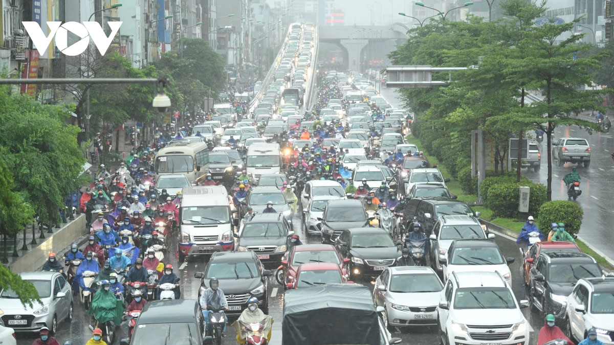Heavy rain leaves Hanoi streets suffering traffic congestion